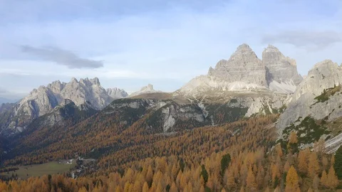 Tre Scarperi peak surrounded by a forest 動画素材 129676354