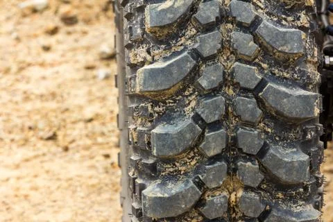 Tread tire coated in mud Stock-Fotos