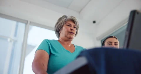 Treadmill, physiotherapy and help with old woman in clinic for heart rate Vidéo 305293249