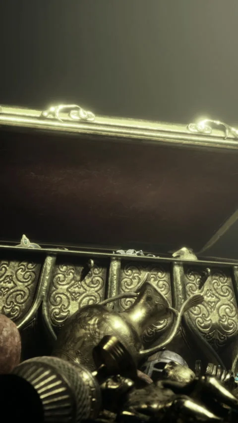 Treasure chest revealing ancient artifacts in dim light 库存影片 334050671