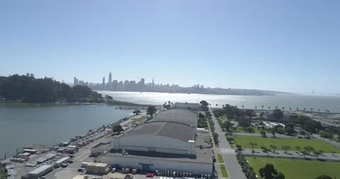 Treasure Island CA looking towards San Francisco Aerial 4K Stockbeeldmateriaal 135607488