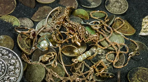Treasure lots of pieces gold jewelry and coins close-up rotation on the sand. Vídeo Stock 59793417