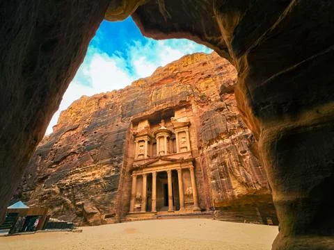 The Treasury at Petra framed through cave opening in sandstone cliff, Wadi .. Фото