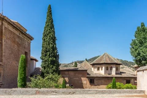 Tree along the pointed rooftop ancient ruins at Alhambra in Granada, Spain, E Foto stock