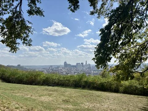Tree-framed view of Cincinnati skyline from Bellevue Park Fotos de archivo