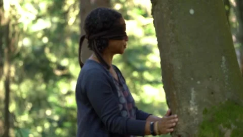 Tree hugging in the forest to improve grounding, calm the mind and boost Vídeo Stock 331094751