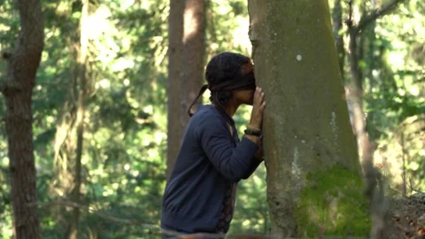 Tree hugging forest therapy practice for stress relief grounding and deep Vidéo 331052515