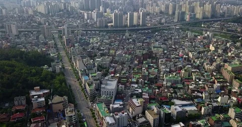 Tree Lined Avenue Through Dense Rooftops in Western Seoul 库存影片 78702697