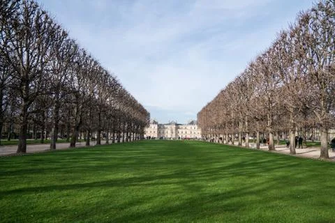 Tree lined grass field leading to museum Stock-Fotos