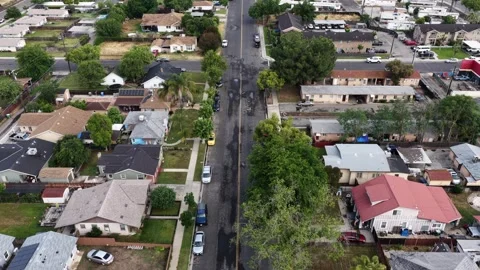 Tree-lined residential street splits Madera neighborhood in two halves, houses Video stock 339994195
