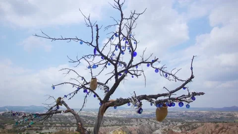 Tree with many hanging blue Evil eye amulets, ribbons, hot air balloons Vidéo 155442541