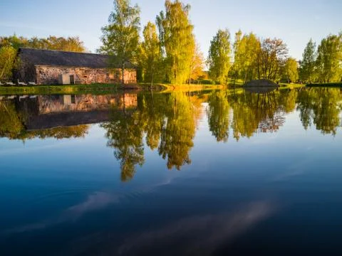 Tree Reflection in the Lake on a Sunny Spring Day - Autumn Colours Stockfoto's