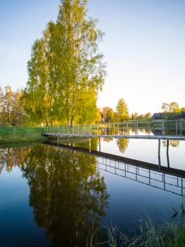 Tree Reflection in the Lake on a Sunny Spring Day - Autumn Colours Foto stock