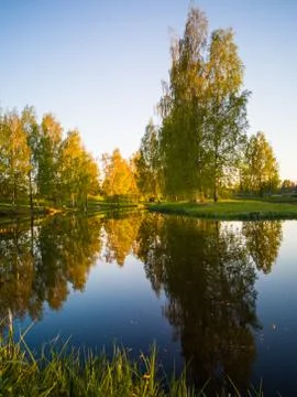 Tree Reflection in the Lake on a Sunny Spring Day - Autumn Colours Foto stock