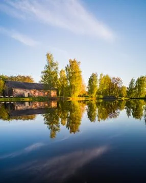 Tree Reflection in the Lake on a Sunny Spring Day - Autumn Colours Stock-Fotos