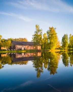Tree Reflection in the Lake on a Sunny Spring Day - Autumn Colours Stock-Fotos
