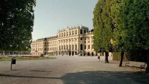 Tree rows at Vienna Schoenbrunn castle - tilt down Vídeo Stock 74415116