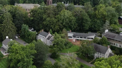 Tree shaded houses and rooftops in Oyster Bay New York Vídeo Stock 115740282
