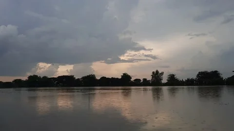Tree Shilouette In Lake With Beautiful Cloud. Vídeo Stock 167471690