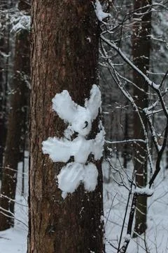 A tree trunk with direction indicators in the form of a snow hare Stock Photos
