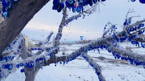 A tree with turkish souvenir on the background of flying hot air balloons. Stock Footage 139622066