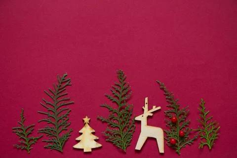 Treeline shape made of thuja branches and wooden figures of Christmas tree an Stock Photos