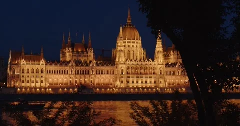Trees in front of the Danube river and Budapest parliament 4K video 動画素材 259919674