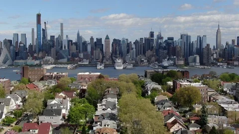 Treetops and Rooftops Below the Manhattan Skyline in West New York Vídeos de archivo 107110980
