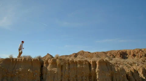 Trekking in desert Vídeos de archivo 37681130