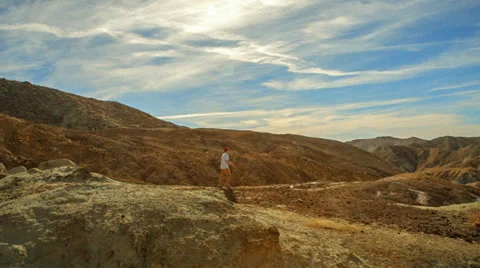 Trekking in desert Vídeos de archivo 37681217
