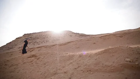 Trekking in the desert Video stock 89816297