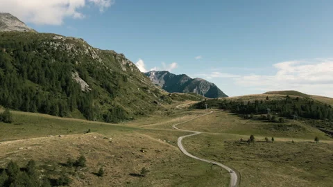 Trekking path in a summer meadow in Motta Alta Madesimo Видео 250019248