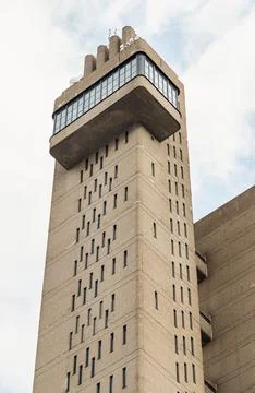 Trellick Tower is indeed recognized for its unique aesthetic and status as .. Fotos de archivo