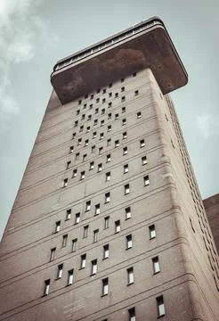 Trellick Tower is indeed recognized for its unique aesthetic and status as .. Foto stock