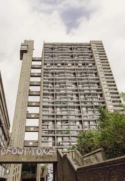 Trellick Tower is indeed recognized for its unique aesthetic and status as .. Foto stock