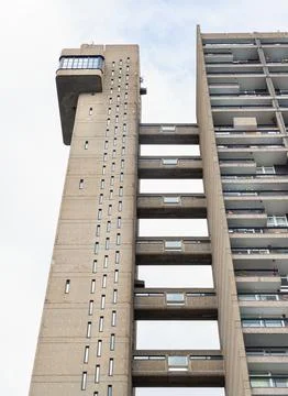 Trellick Tower is indeed recognized for its unique aesthetic and status as .. Fotos de archivo