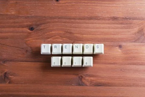 Trends 2018 concept on computer keyboard keys buttons on wooden background Foto stock