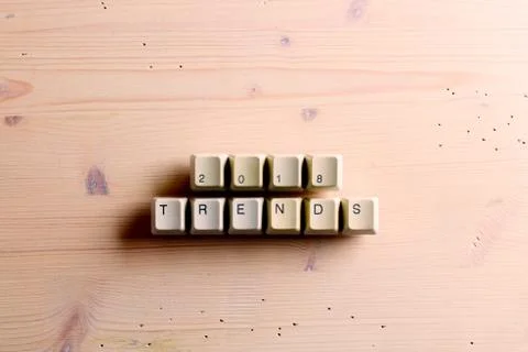 Trends 2018 concept on computer keyboard keys buttons on a wooden background Foto stock
