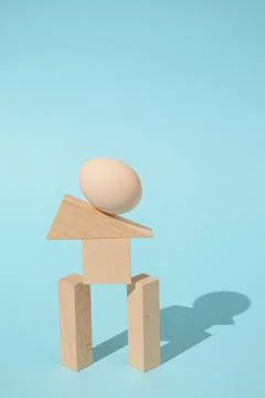 Trendy abstract sunlight composition made with egg and wooden geometric eleme Foto stock