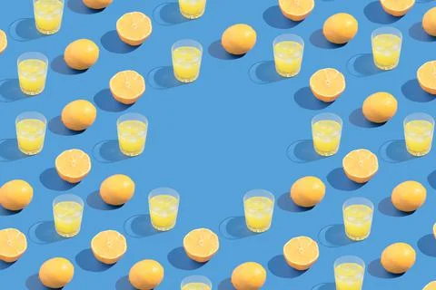 Trendy bright summer pattern made of lemon slaces and cocktail glasses on blu Foto stock