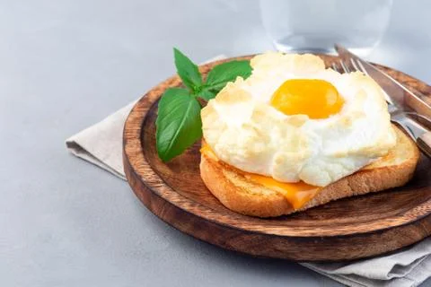 Trendy cloud or fluffy egg dish on a wooden plate, horizontal, copy space Foto stock