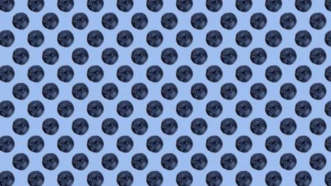 Trendy colorful repeating pattern or photo of blueberries on blue background. Foto stock