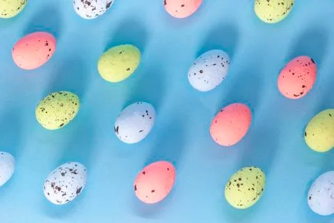 Trendy Easter pattern made of colored eggs on blue isometric background in 스톡 사진