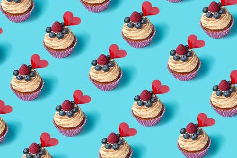 Trendy seamless pattern of cupcake with berries on blue background, concept o Foto stock