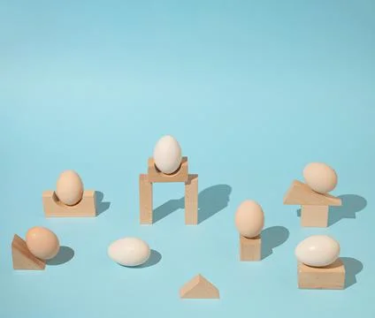 Trendy sunlight composition made with eggs and wooden geometric elements on b Foto stock