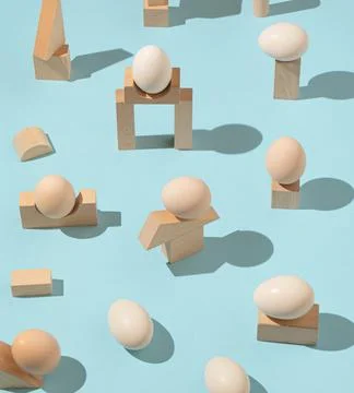 Trendy sunlight Summer pattern made with eggs and wooden geometric elements o 스톡 사진