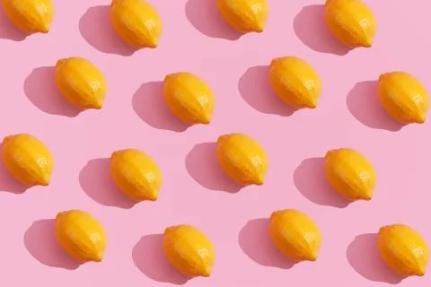 Trendy yellow lemon isometric pattern on pink background. Creative modern min Stock-Fotos