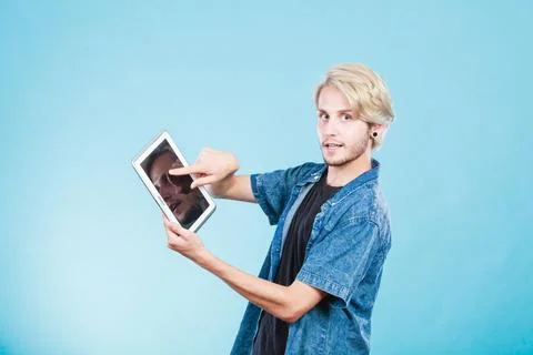 Trendy young guy using tablet computer 库存照片