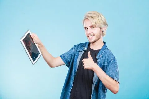 Trendy young guy using tablet computer 库存照片