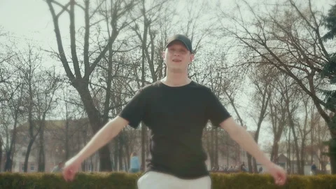 Trendy young man doing break dance in the street Vidéo 88605268